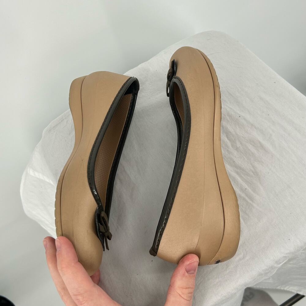 Women's Tan Brown CROCS Lily Bow Slip On Rubber Platform Flats Sz 7M - Picture 5 of 7